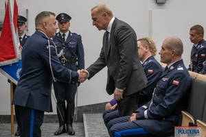 Sekretarz Stanu Czesław Mroczek gratuluje nowemu zastępcy komendanta Głównego Policji obok siedzi nadinsp. Roman Kuster