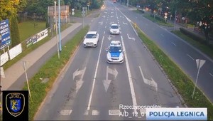 Stopklatka z nagrania kamery miejskiej przedstawia radiowóz pilotujący samochód osobowy