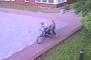 dwie osoby jadące na skradzionym rowerze