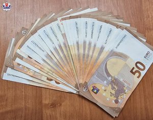 pieniądze w walucie euro ułożone na stole
