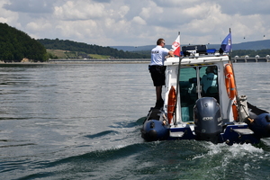 Policyjna łódź w trakcie patrolu.
