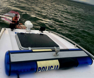 mężczyzna na łódce widoczny z policyjnej łodzi