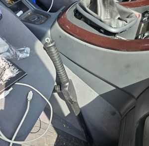 widoczna pałka typu tonfa umieszczona przy siedzeniu od strony pasażera