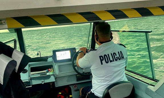policjant na policyjnej łodzi