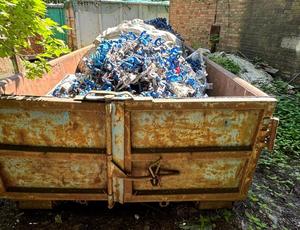 na zdjęciu ujawnione kontenery z nielegalnymi śmieciami
