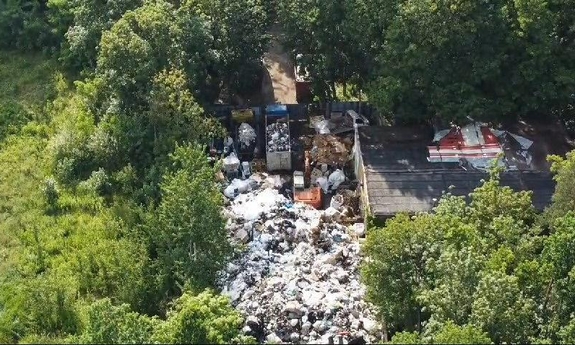 na zdjęciu ujawniony teren zielony, na który znajdują się nielegalnie składowane śmieci