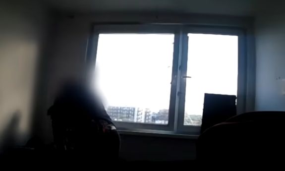 kadr z kamerki nasobnej policjanta, policjant przy oknie zatrzymuje mężczyznę