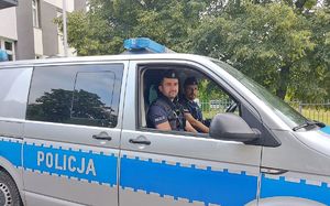 dwaj policjanci siedzą w radiowozie