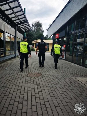 na zdjęciu trzech umundurowanych funkcjonariuszy patroluje ulice miasta