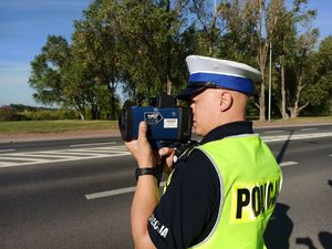 policjant ruchu drogowego z ręcznym miernikiem prędkości