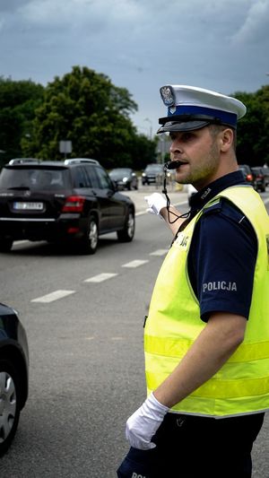 policjant ruchu drogowego kieruje ruchem