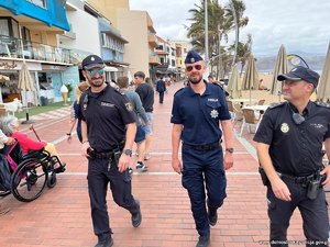 policjanci idą chodnikiem