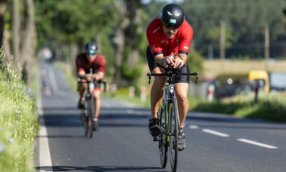 dwaj zwodnicy jadący droga na rowerach podczas V Mistrzostw Polski Policjantów w Triathlonie