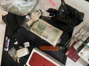 zabezpieczone pieniądze, tabletki, narkotyki, zegarek