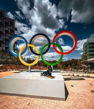 pies przy pomniku z kołami olimpijskimi