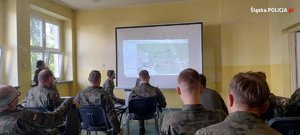 grupa szkoleniowa żołnierzy na sali wykładowej