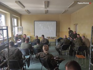 grupa szkoleniowa żołnierzy w mundurach na sali wykładowej