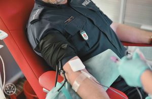 funkcjonariusz podczas oddawania krwi w krwiobusie