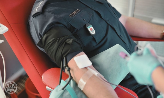Funkcjonariusz w trakcie oddawania krwi.