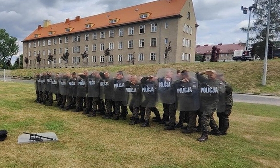 Legniccy policjanci szkolą żołnierzy w ramach przygotowania do służby na granicy