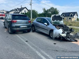 przód uszkodzonego srebrnego auta i tył auta poszkodowanego mężczyzny