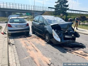 tył srebrnego auta i uszkodzony przód auta poszkodowanego mężczyzny