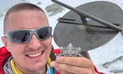podkomisarz Michał Puchała i widok z wyprawy na  najwyższy szczyn Norwegii