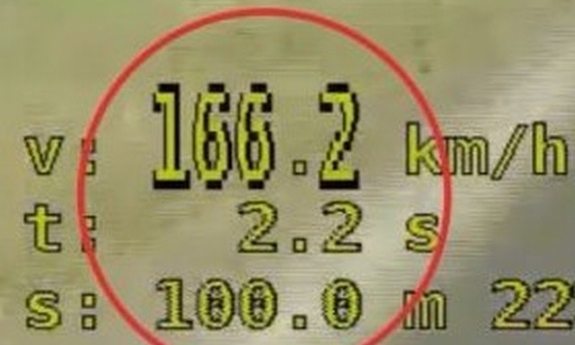 kadr z nagrania wideorejestratora pokazuje prędkość z jaką jechał motocyklista