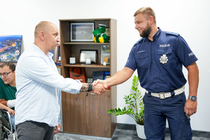 policjant  odbiera gratulacje