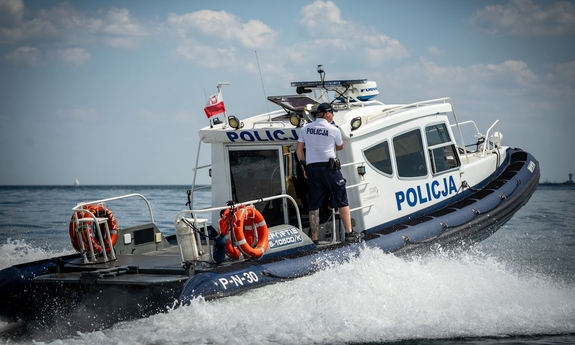 policjant na łodzi policyjnej