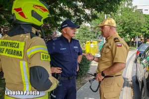 policjanci i strażacy rozmawiają