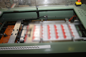 maszyna produkcyjna z paczkami papierosów