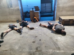zatrzymani trzej mężczyźni leżący na podłodze