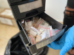 zabezpieczone porcje narkotyków w plastikowym pudełeczku