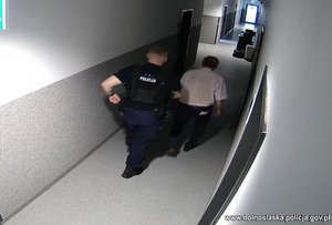 policjant idzie z mężczyzną