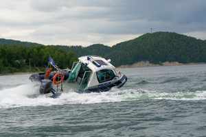 policyjna łódź na jeziorze