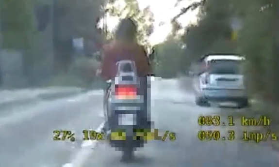 motocyklista jadący drogą - stopklatka z nagrania wideorejestratora