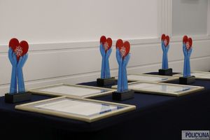 statuetki i dyplomy na stole