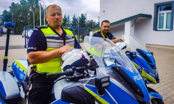 na zdjęciu dwóch umundurowanych policjantów na motocyklach