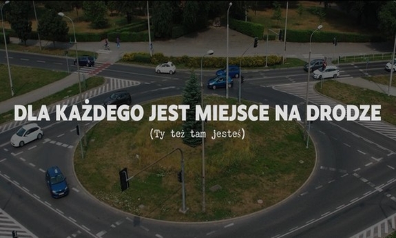 Stopklatka z filmu przedstawia rondo i  napis: dla każdego jest miejsce na drodze