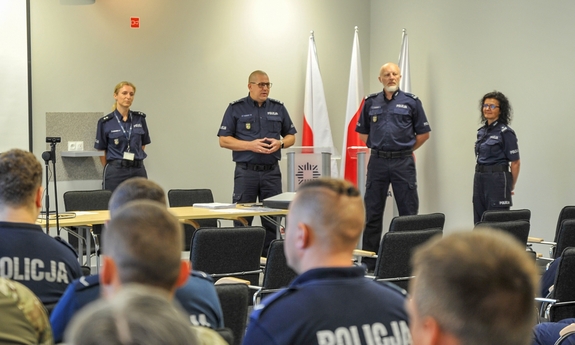 Policjanci zgromadzeni na sali konferencyjnej