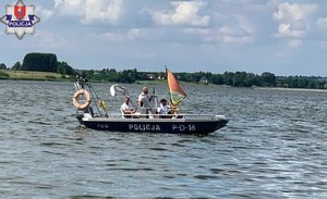 na zdjęciu policjanci na łodzi służbowej