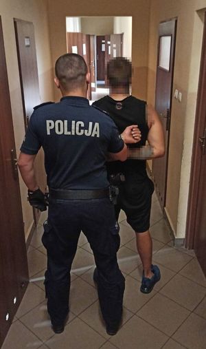 policjant z zatrzymanym