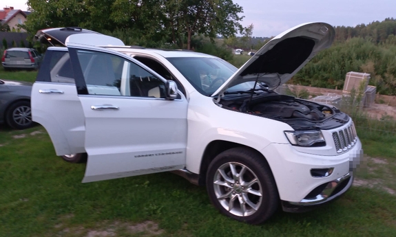 odzyskany samochód jeep grand cherokee