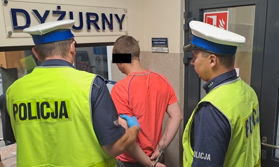 dwaj policjanci WRD i zatrzymany
