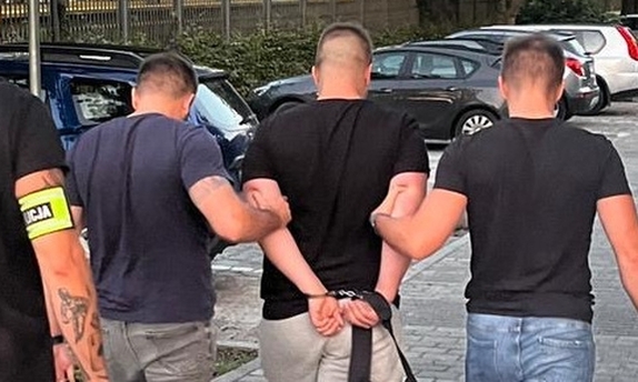 Zatrzymany prowadzony przez policjantów
