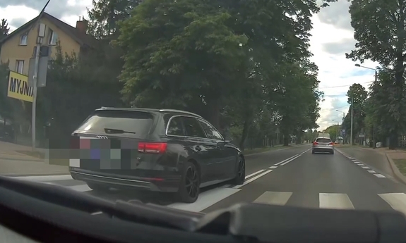 Stopklatka z nagrania przedstawia samochód na przejściu dla pieszych