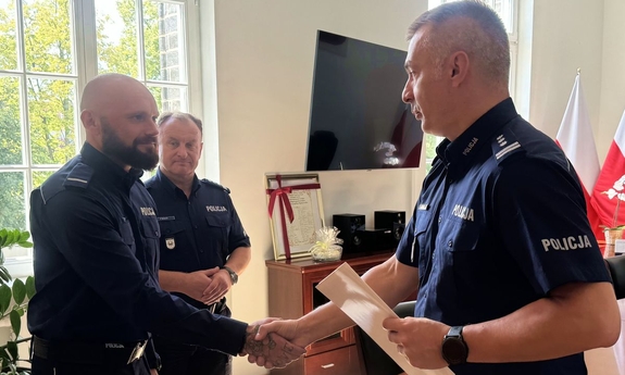 St. post. Łukasz Hołubowski z Komisariatu Policji Szczecin-Pogodno dwukrotnie ratował ludzkie życie. Dzisiaj został dzisiaj nagrodzony przez szefa zachodniopomorskiej Policji insp. Szymona Sędzika.