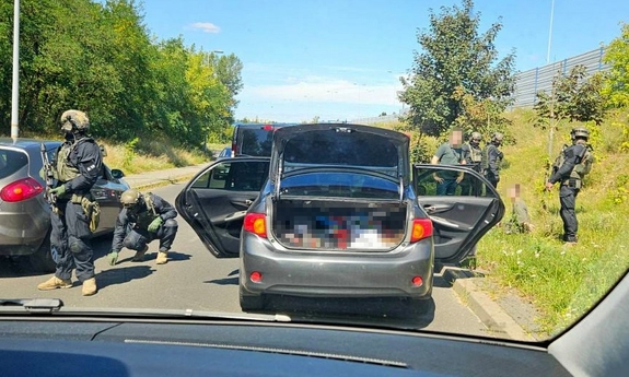 Policjanci podczas zatrzymania osoby poszukiwanej na drodze