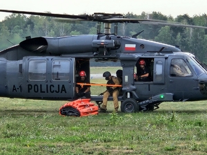 policjanci i strażacy w trakcie ćwiczeń z wykorzystaniem policyjnego Black Hawka